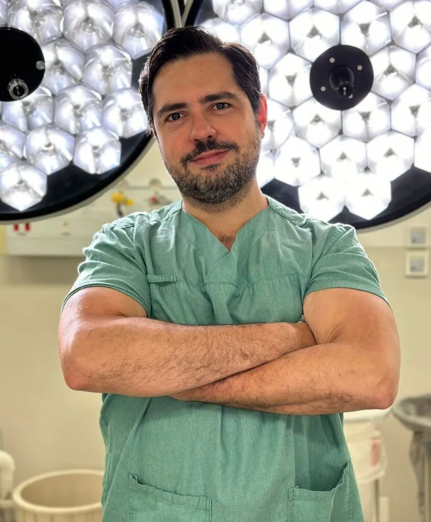 Dr. Hugo Doria em ambiente cirúrgico