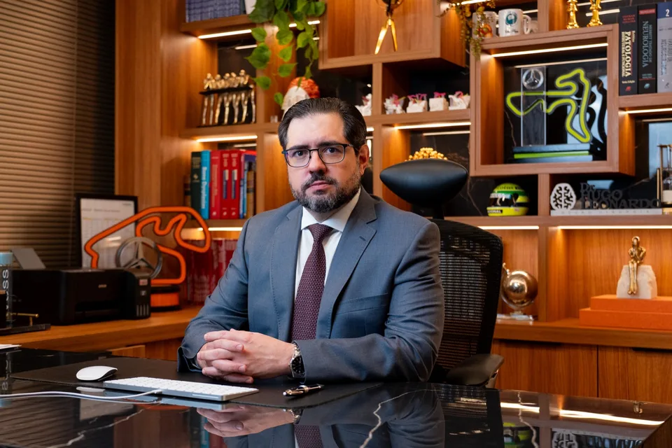 Dr. Hugo Doria em seu consultório