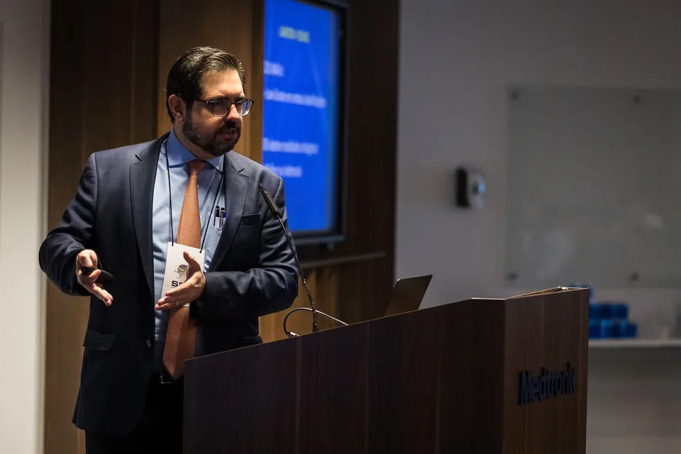 Dr. Hugo Doria speaking at a congress