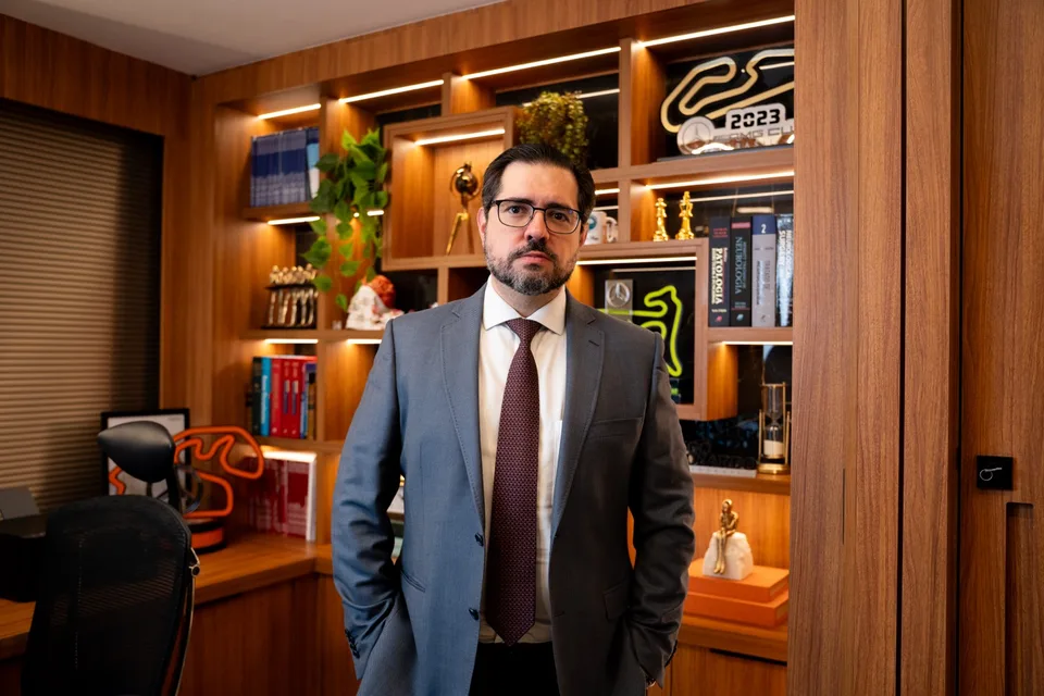 Dr. Hugo Doria em seu consultório